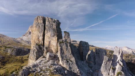 Lufthyperlapse-über-Den-Berühmten-Cinque-Torri-Bergen-In-Den-Italienischen-Dolomiten