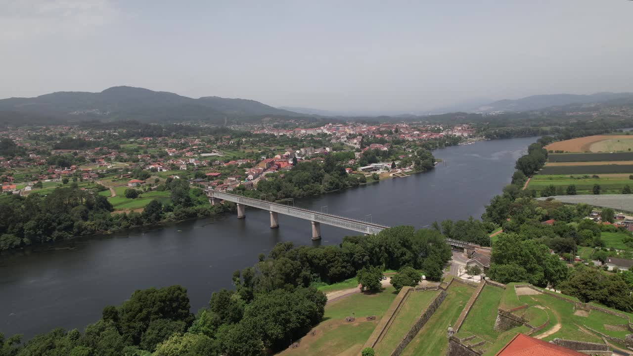 vista aérea de las antiguas murallas de la fortaleza y el pueblo de valença do minho en un día soleado