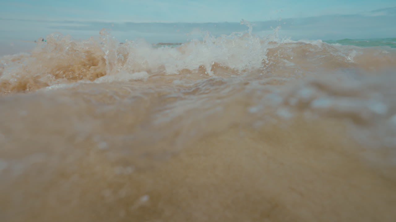 모래사장에 부서지는 파도