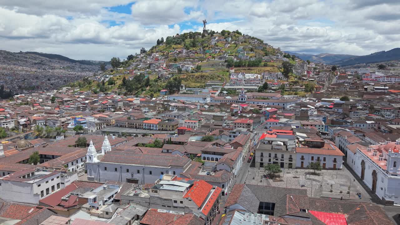 Panorama urbano di Quito dalla Vedetta dell'Angelo in Ecuador sotto cieli nuvolosi