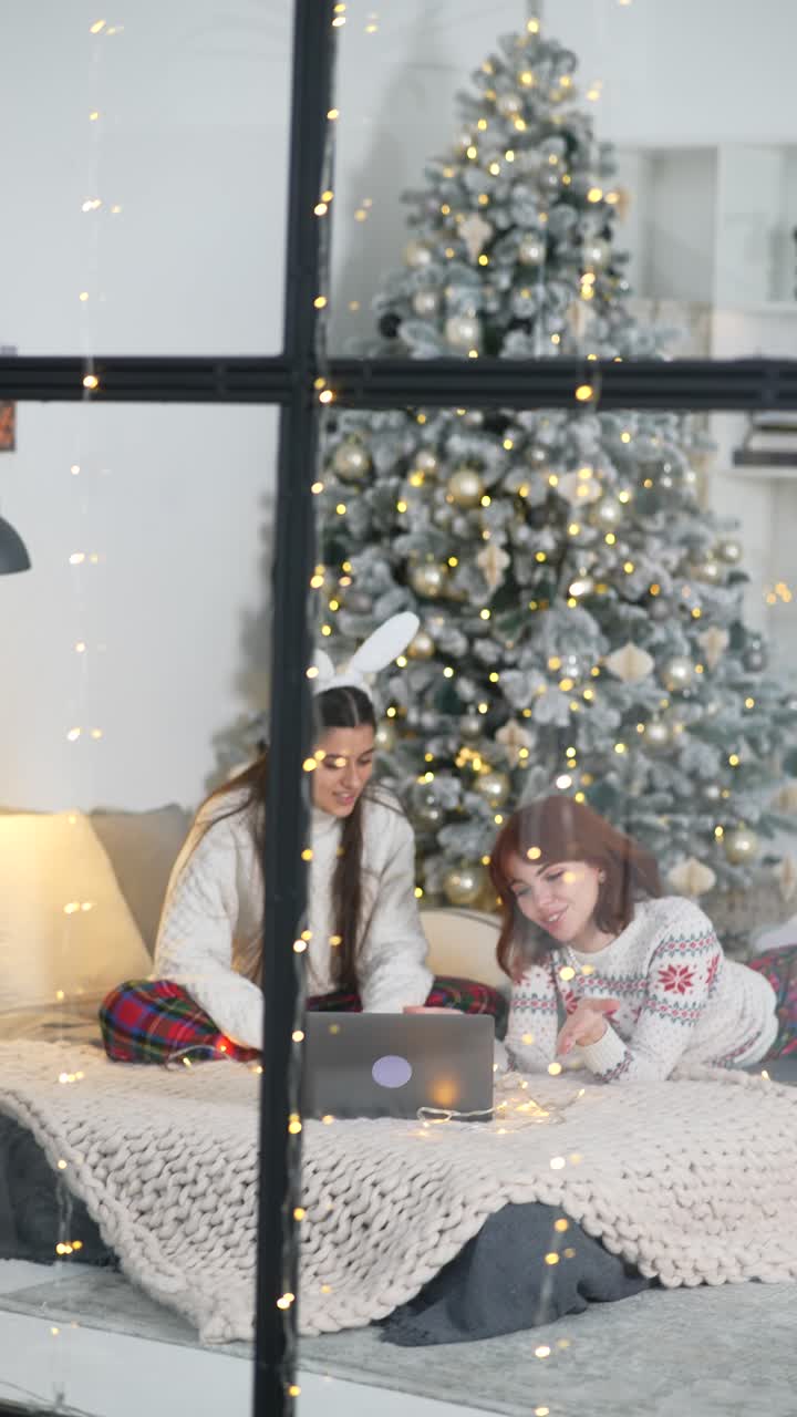 amigos celebrando la navidad juntos