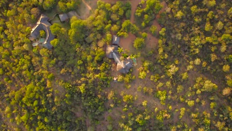 Exklusive-Hotel-Chalets-In-Südafrikanischer-Naturschutzlandschaft,-Sonnenuntergangsstunde