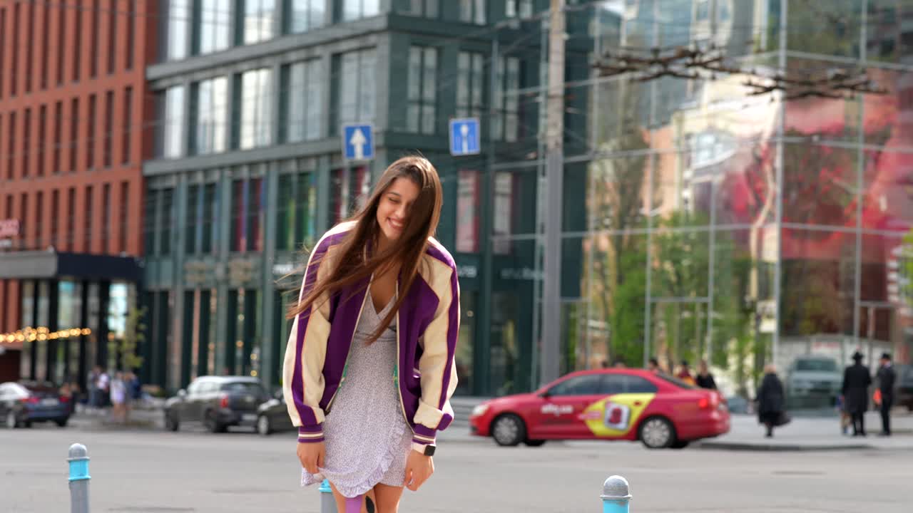 Giovane donna che sorride in città