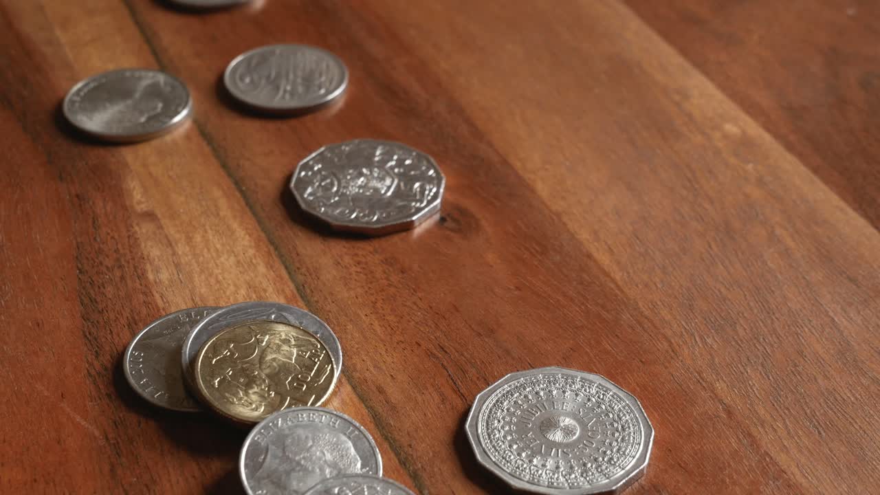 moneda australiana empujada a la vista