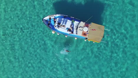 Un-Joven-Saltando-De-Un-Bote-En-Malta