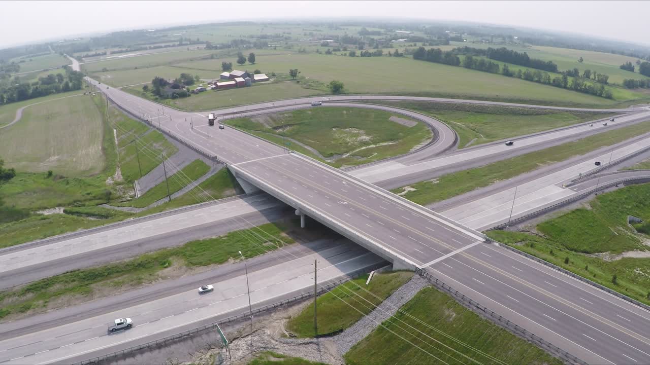 교통 흐릿한 하늘과 고속도로 육교