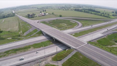 paso elevado de la autopista con tráfico cielo brumoso