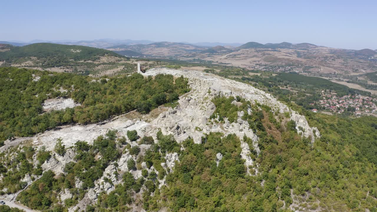 drone panorámica de la izquierda a la derecha del marco frente a una colina donde se encuentra la antigua ciudad de perperikon, rin la provincia de kardzhali, en bulgaria