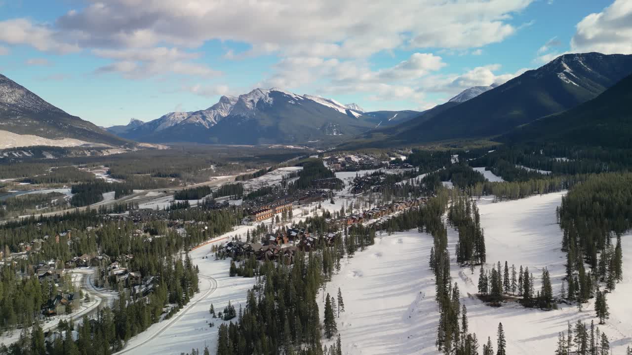 aerial de canmore, alberta, canadá, el valle del río bow, alberta, canadá