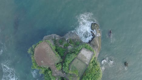 Von-Oben-Nach-Unten-Aufgenommene-Drohne-über-Der-Tropischen-Halbinsel-Balangan-Beach-In-Uluwatu,-Bali,-Indonesien-Mit-Brechenden-Wellen-Und-Türkisfarbenem-Wasser