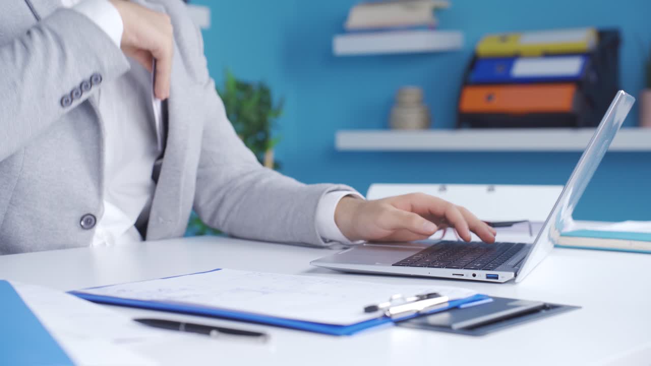 hombre de negocios que muestra la billetera vacía sin deudas de bancarrota dinero.