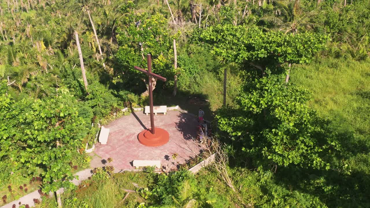 grupo de turistas que visitan la cruz histórica en la isla de limawasa, sur de leyte, filipinas