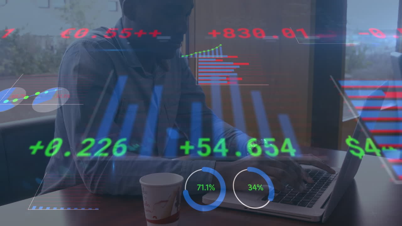 Animation av finansiell data och grafer över en afroamerikansk man som använder bärbar dator