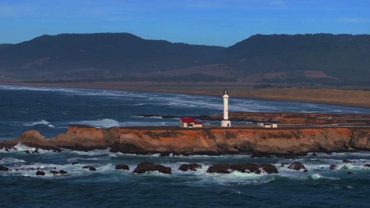 Point Arena, storico punto di riferimento, edificio del Museo Rosso, Faro, California, drone aereo, Stoneboro, Manchester Beach, Shoreline Highway, Oceano Pacifico, Fort Brag, San Francisco, Big Sur, giorno soleggiato, ripresa statica.