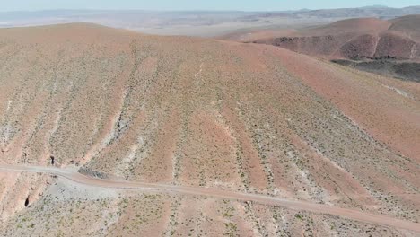 Luftaufnahme-Einer-Unbefestigten-Straße-In-Der-Nähe-Einer-Beliebten-Riesenkakteenschlucht-In-Der-Nähe-Von-San-Pedro-De-Atacama-In-Der-Atacama-Wüste,-Nordchile,-Südamerika