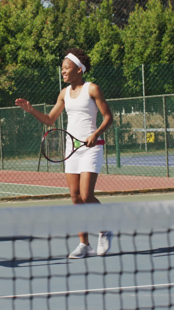Video de jugadoras de tenis diversas y felices sosteniendo raquetas y aplaudiendo