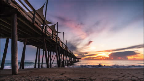 Amanecer-En-Las-Orillas-Exteriores-Del-Muelle-De-Avalon-De-Carolina-Del-Norte