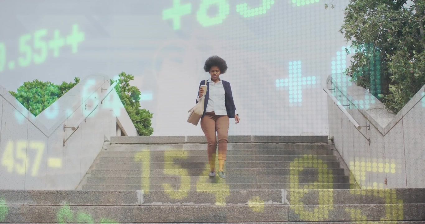 Animation de traitement de données boursières sur une femme d'affaires afro-américaine descendant des escaliers