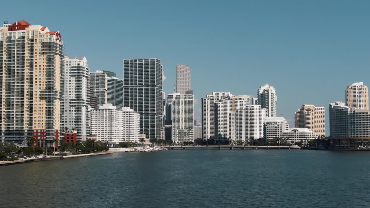 vista aérea del horizonte de brickle en el centro de miami en el dron de agua 4k
