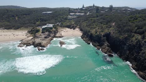 Luftaufnahme-Der-Touristen-Am-Schönen-Wasser-Des-South-Gorge-Beach-In-Qld,-Australien