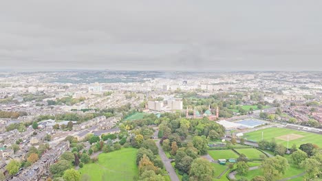 Una-Vista-Fenomenal-De-Bradford:-Un-Parque,-Una-Iglesia,-Toneladas-De-Oficinas-Y-Edificios-Residenciales-Se-Extienden-A-Lo-Largo-Del-Horizonte.