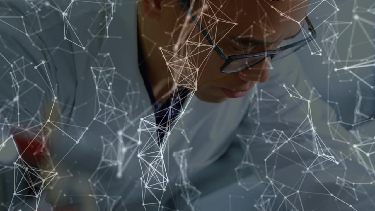 Tecnico uomo che si china, la telecamera si avvicina, ispezionando un PCB con una sovrapposizione a rete per l'elettronica.