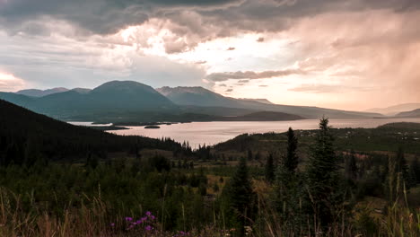 lapso de tiempo de nubes de tormenta rodando sobre el lago dillon en las montañas rocosas de colorado