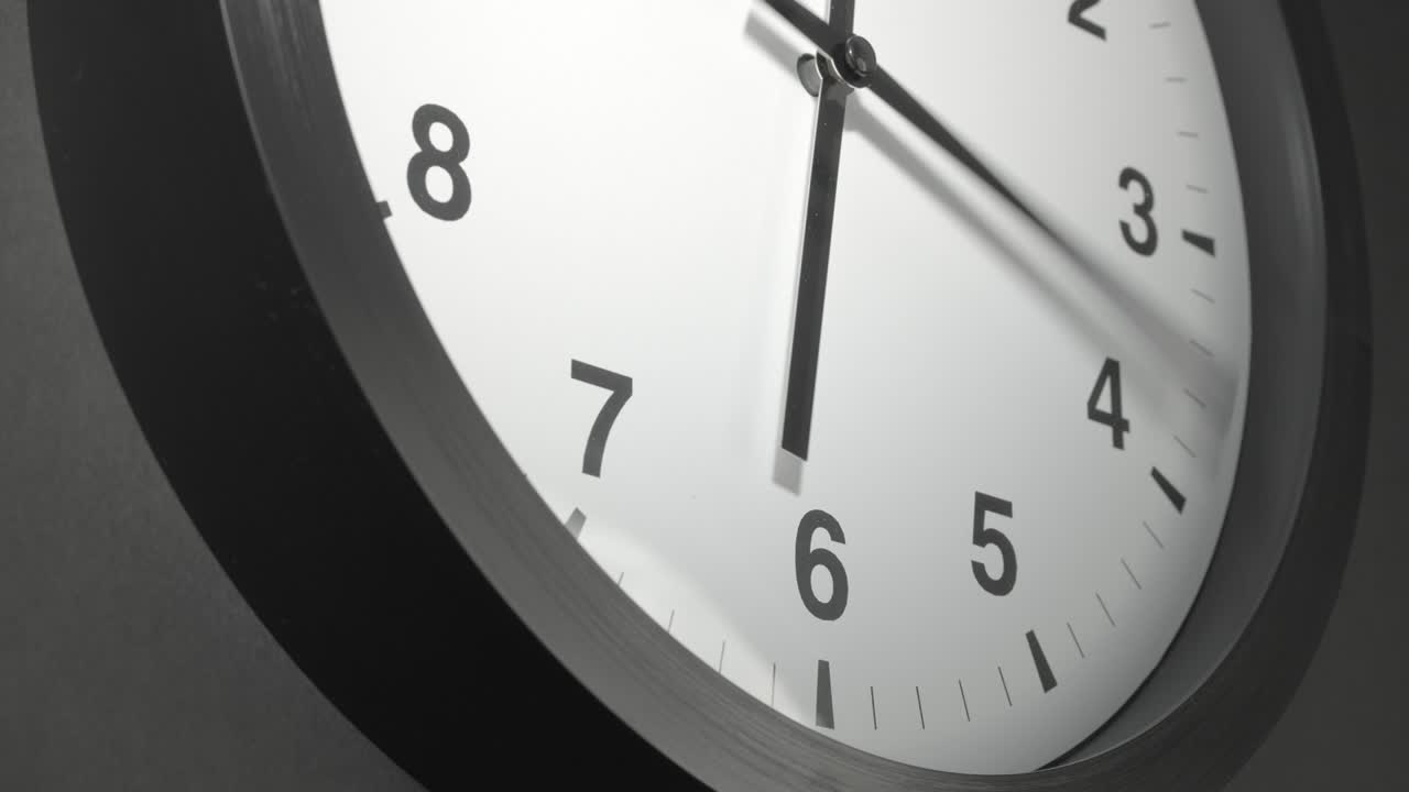 Quadrante dell'orologio in time-lapse su parete grigio scuro