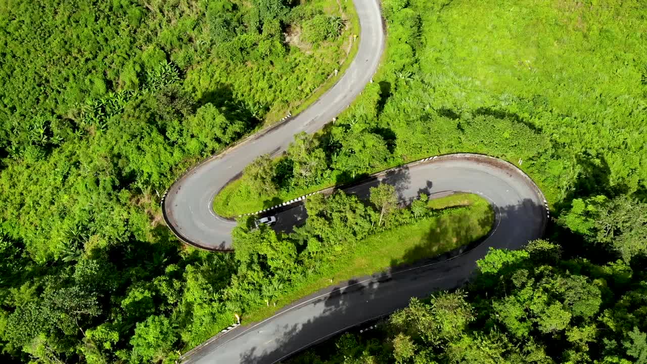 산악 지역의 s 커브 주행