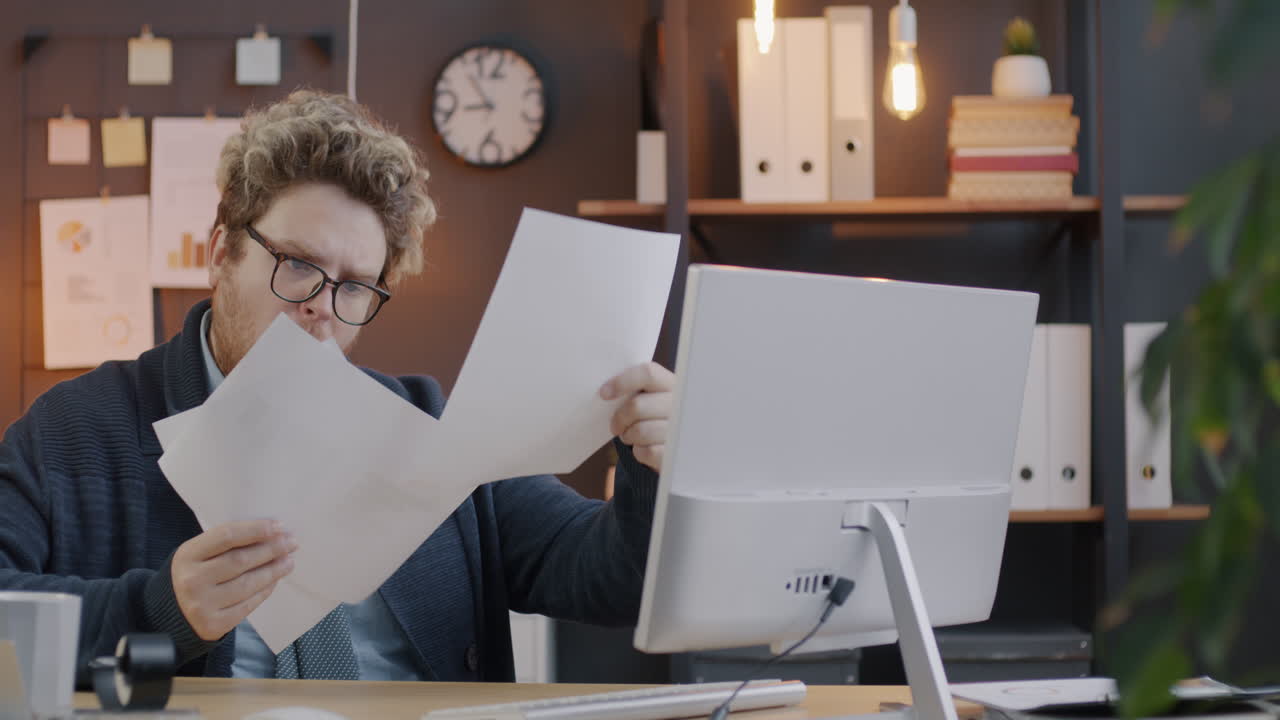 empleado estresado en la oficina