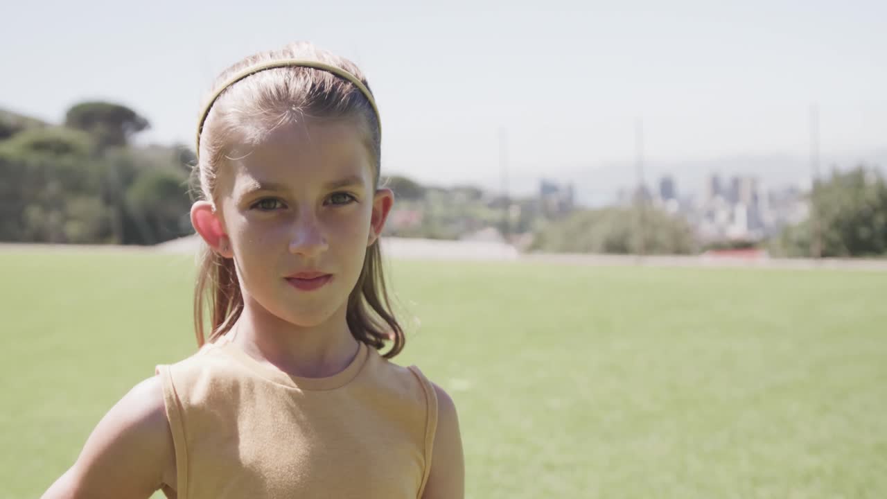 ⁇ 은 날 에 초등학교 경기장 에 있는 행복 한 백인 여학생 의 초상화