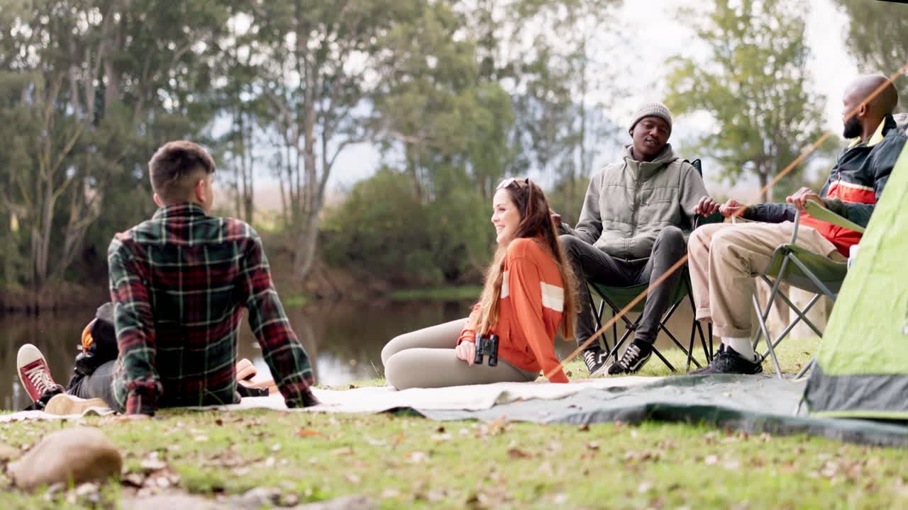 naturaleza, conversación y amigos acampando junto a un lago