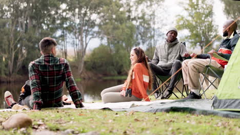 Naturaleza,-Conversación-Y-Amigos-Acampando-Junto-A-Un-Lago