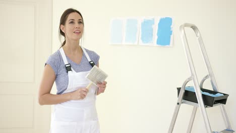 Mujer-Atractiva-Y-Capaz-Redecorando-Su-Casa.