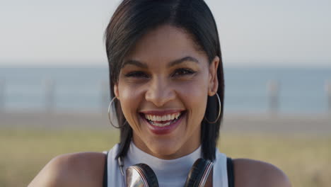 Retrato-Elegante-Mujer-Hispana-Riendo-Disfrutando-De-Un-Exitoso-Estilo-De-Vida-De-Vacaciones-Relajante-Atractiva-Mujer-Joven-Que-Parece-Feliz-En-El-Cálido-Fondo-Costero