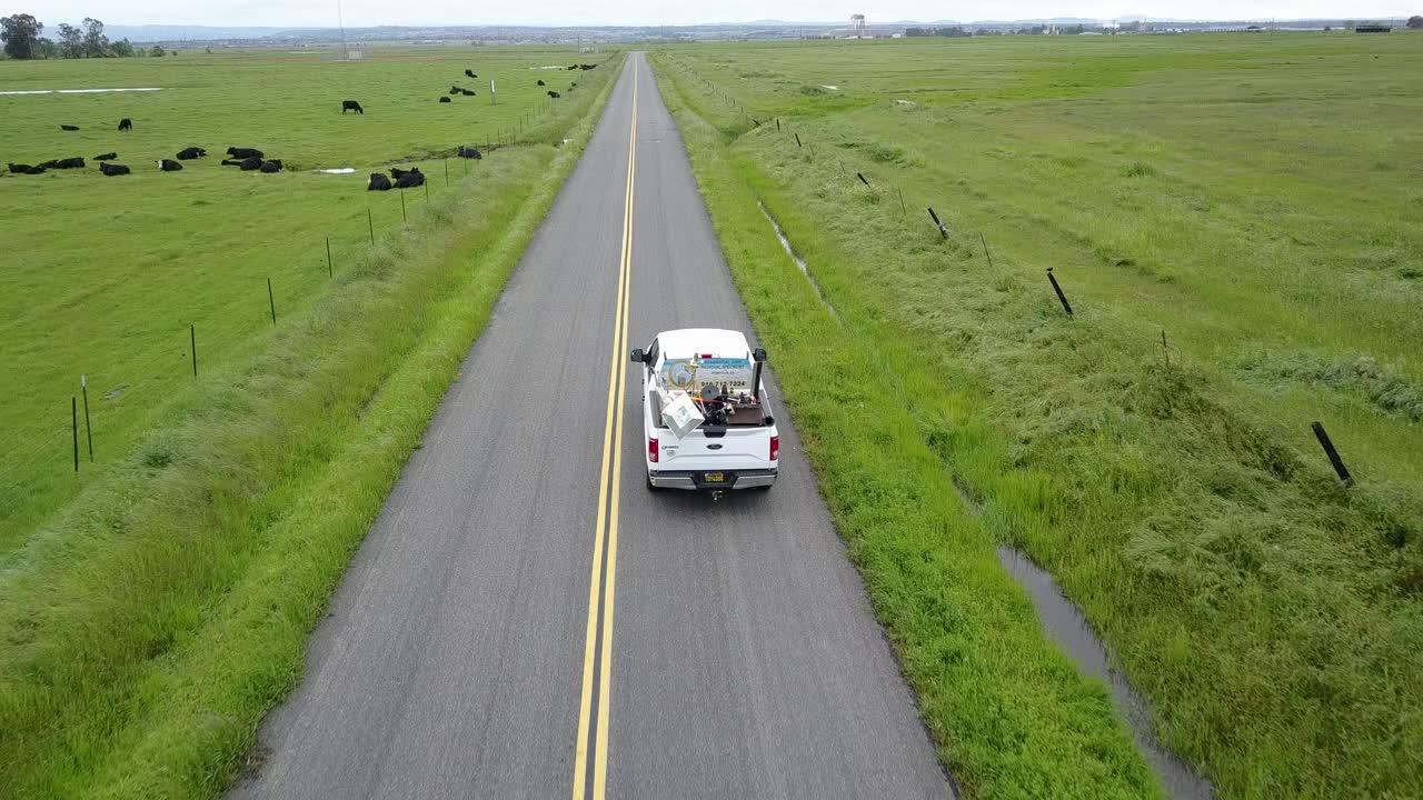 트럭이 시골길을 달린다