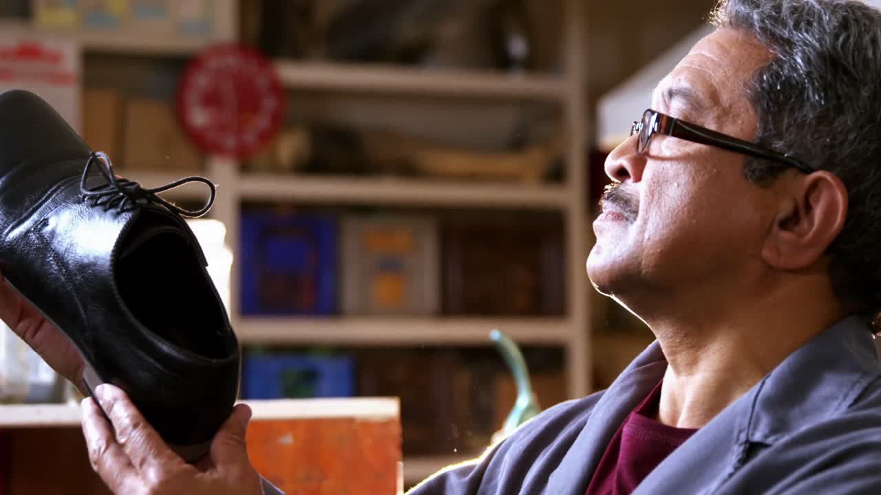 zapatero examinando un zapato