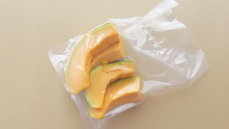 rebanadas de calabaza congeladas en una bolsa de plástico