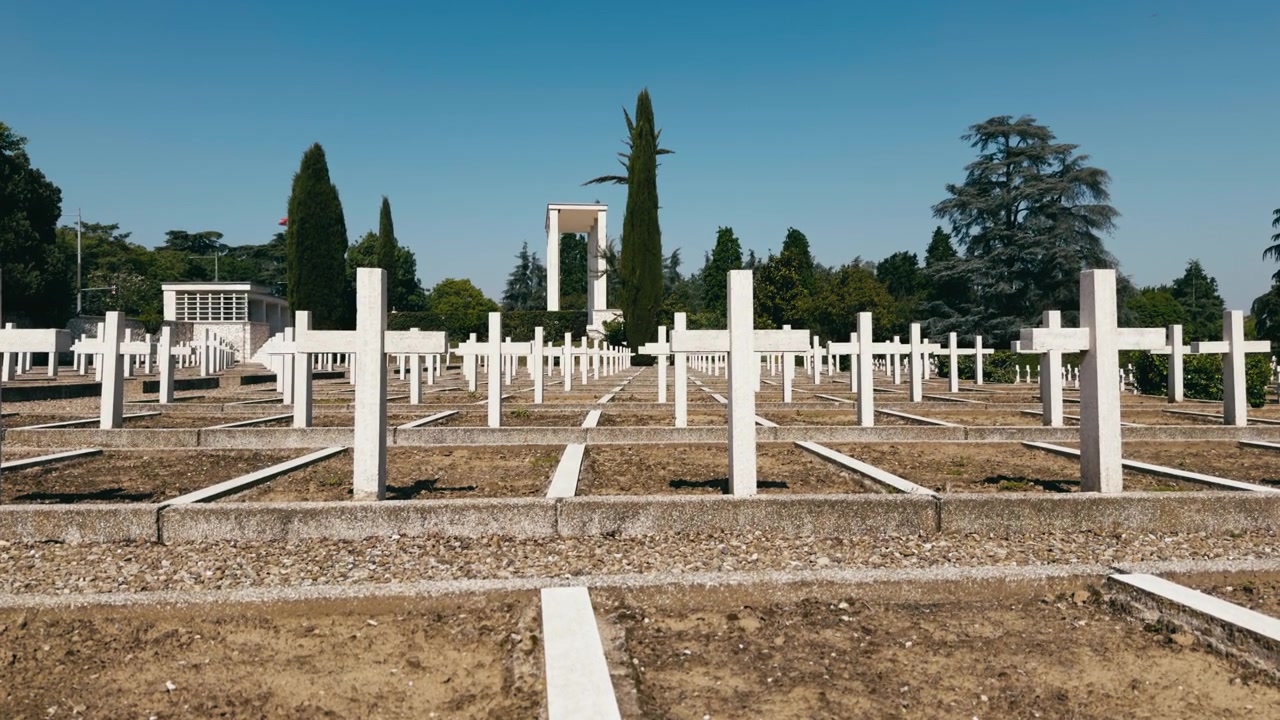 File di croci bianche in un cimitero