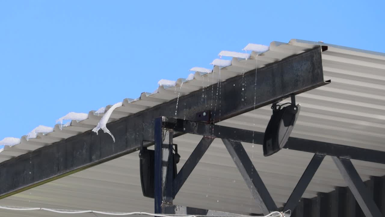 철판 지붕에서 녹는 눈