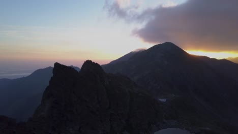 profundas sombras sobre el escarpado paisaje de montañas a medida que la luz del atardecer se desvanece