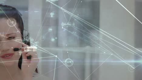 animación de redes de conexiones a través de una mujer de negocios usando auriculares telefónicos