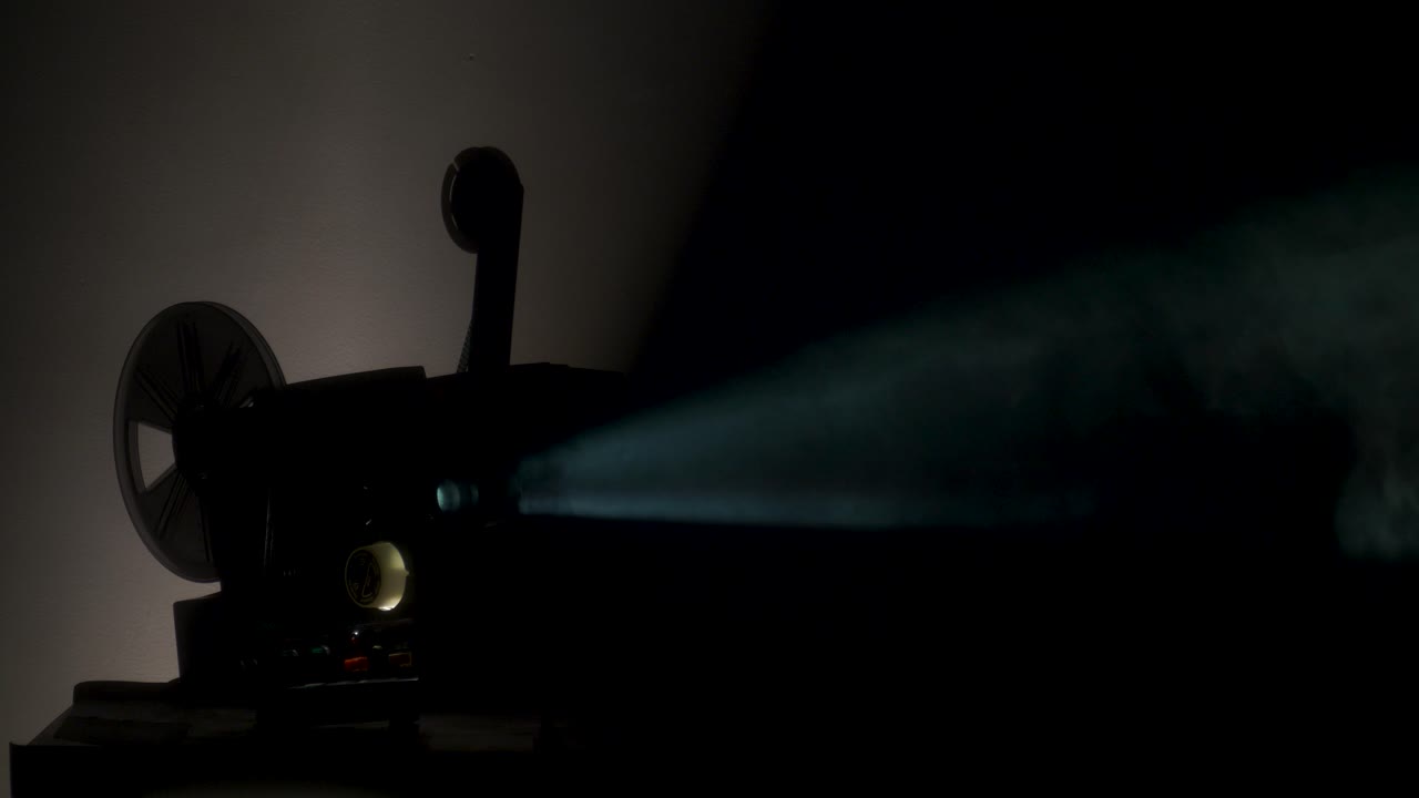proyector de película super-8 en una habitación llena de humo
