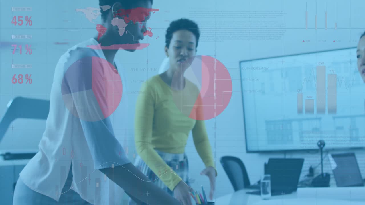 animación del procesamiento de datos sobre diversas personas de negocios hablando en la oficina