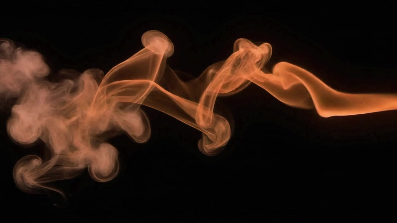 Fumo astratto arancione vorticante su sfondo nero