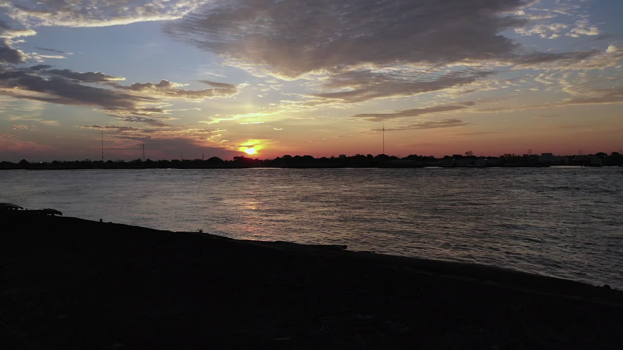zumbando sobre el río mississippi mientras sale el sol