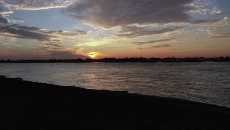 zumbando sobre el río mississippi mientras sale el sol
