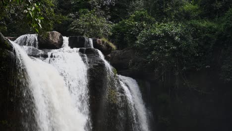 Un-Alejamiento-De-Esta-Hermosa-Cascada-De-Heo-Suwat-En-El-Parque-Nacional-De-Khao-Yai,-Tailandia