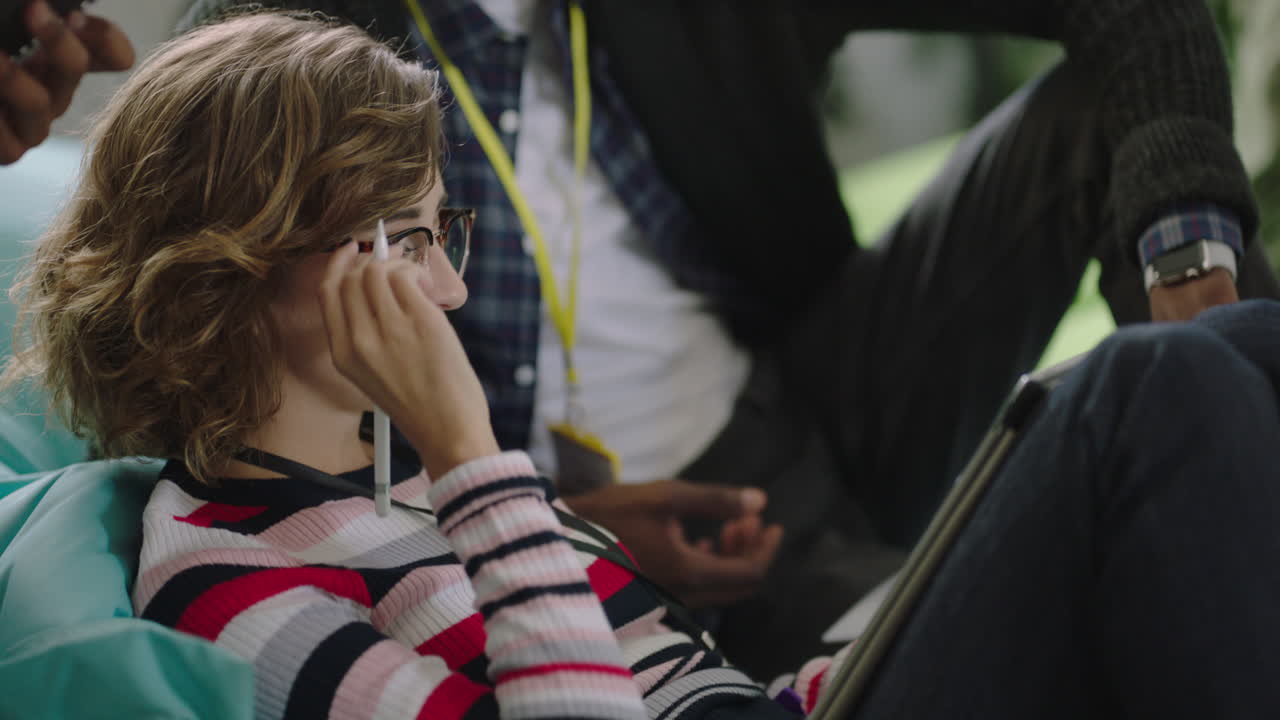 젊은 그룹의 비즈니스 학생들이 함께 공부하고 프로젝트에서 브레인스토밍하고 동료들이 바쁜 다민족 사무실에서 아이디어를 공유합니다.