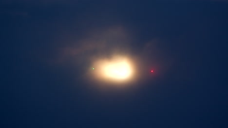 avión aterrizando en la noche